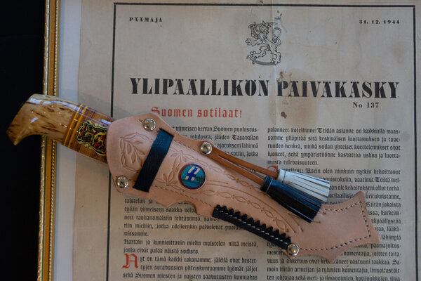 <b>YLIPÄÄLLIKÖN PÄIVÄKÄSKY</b><br>Puukon mukana toimitetaan kopio Ylipäällikön päiväkäskystä nro 137