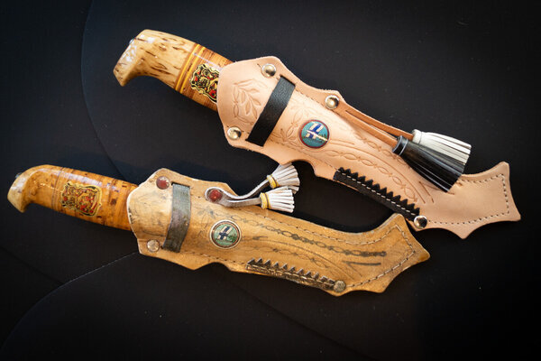 <b>MODEL OF A WARTIME KNIFE</b><br>Sheath material, during the war the sheath was made of cardboard, today it is made of cowhide.