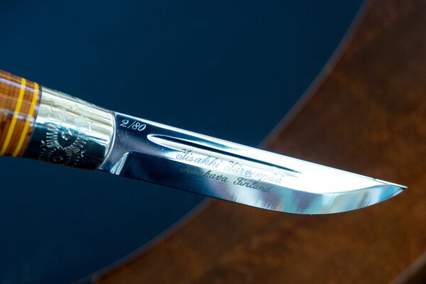 <b>BLADE ENGRAVING</b><br>The knifes serial number is engraved on the blade