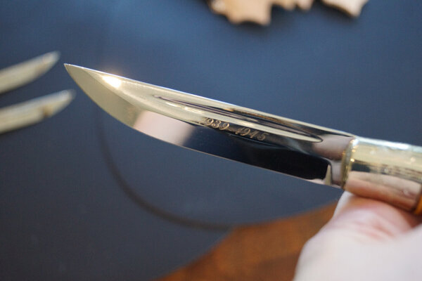 <b>BLADE ENGRAVING</b><br>The years 1939 -1945 are engraved on the other side of the blade