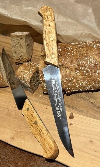 Leipäveitsi visakahvalla