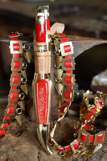 Helahoito, Härmä double knife and the Helavyö belt, red/brass