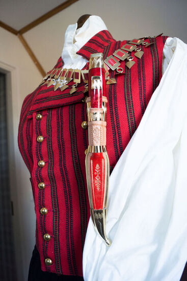Helahoito, Härmä double knife and the Helavyö belt, red/brass